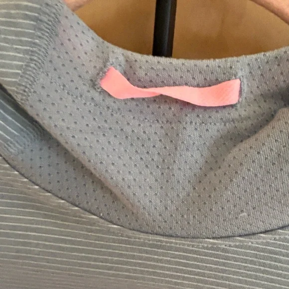 Workout top - Picture 3 of 10